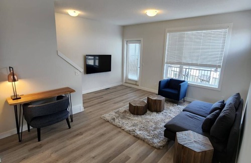 Evanston House | Spacious 3 BR Corner Townhome in Evanston Park!