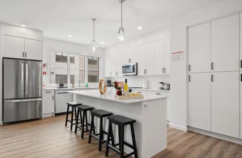 Southwest Calgary House | Spacious 3 Story Townhome, 2 Car Garage, Sleeps 8, AC, King Bed, 10km from Calgary Downtown, Near Banff
