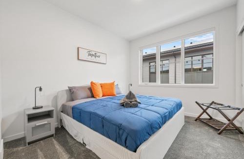 Southwest Calgary House | Spacious 3 Story Townhome, 2 Car Garage, Sleeps 8, AC, King Bed, 10km from Calgary Downtown, Near Banff