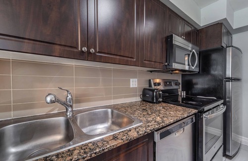 Niagara Condo | Spacious 3bed/2 bath Downtown Toronto condo + Free Parking, min to CN tower