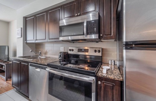 Niagara Condo | Spacious 3bed/2 bath Downtown Toronto condo + Free Parking, min to CN tower