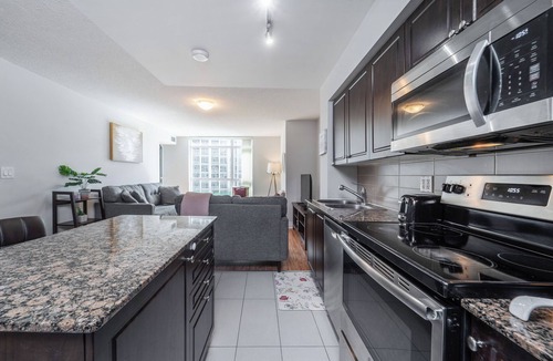 Niagara Condo | Spacious 3bed/2 bath Downtown Toronto condo + Free Parking, min to CN tower