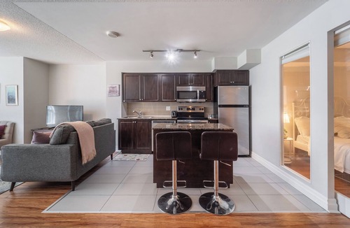 Niagara Condo | Spacious 3bed/2 bath Downtown Toronto condo + Free Parking, min to CN tower