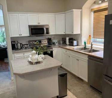 Red Deer House | Spacious 3bedrm for family or business travellers