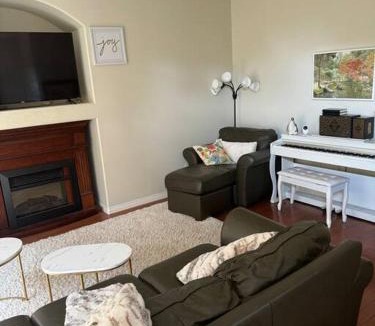 Red Deer House | Spacious 3bedrm for family or business travellers