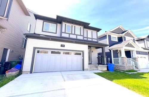 Calgary House | Spacious 3BR + Loft, 2.5B Retreat in Quiet Neighbourhood – Perfect for Families!