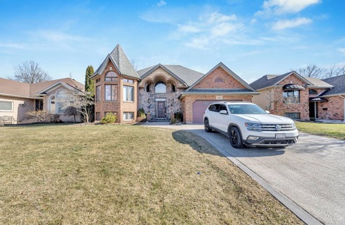 LaSalle Apartment | Spacious 3BR Near Ambassador & Gordie Howe Bridges
