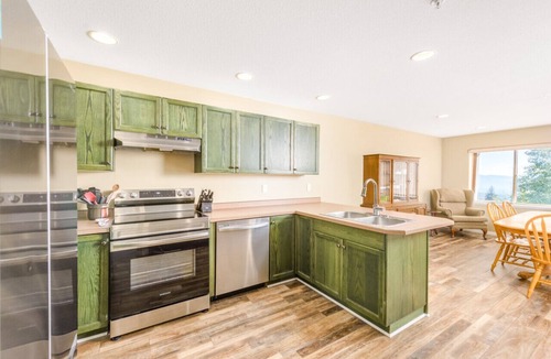 Snow Pine Estates House | Spacious 4-Bedroom – Sleeps 12 & Private Hot Tub