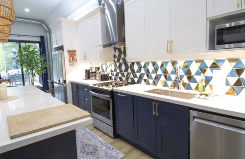 Tiny House | Spacious 4 Bedroom- Steps to Beach