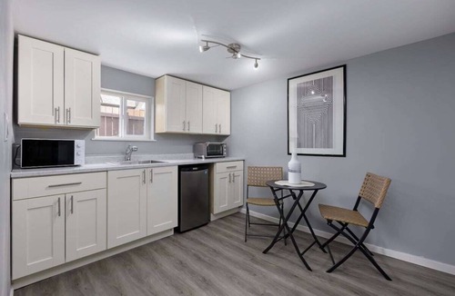 Marpole House | Spacious 4 BR House in Park Drive