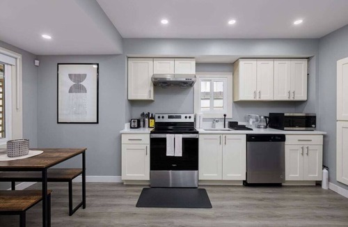 Marpole House | Spacious 4 BR House in Park Drive