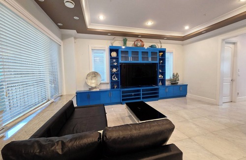 Fraserview House | Spacious 5 Bed Home with Spa & Wellness Amenities