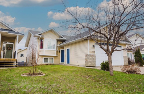 Grande Prairie House | Spacious 5-bedroom house with AC, WiFi in superb Grande Prairie