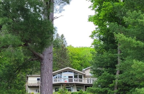 Feronia House | Spacious 5-bedroom Lakefront House in wonderful North Bay