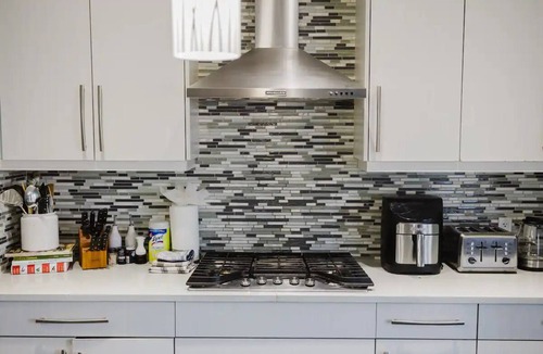 Northwest Edmonton House | Spacious 5BR Retreat for Groups located in a peaceful neighbour hood