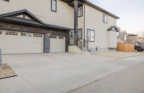 Northwest Edmonton House | Spacious 5BR Retreat for Groups located in a peaceful neighbour hood
