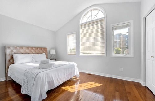 Ledbury - Heron Gate - Ridgemont - Elmwood Bed & Breakfast | Spacious and Beautiful 3 bedroom in the heart of Ottawa