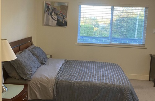 Richmond House | Spacious and bright bedroom with separate bathroom