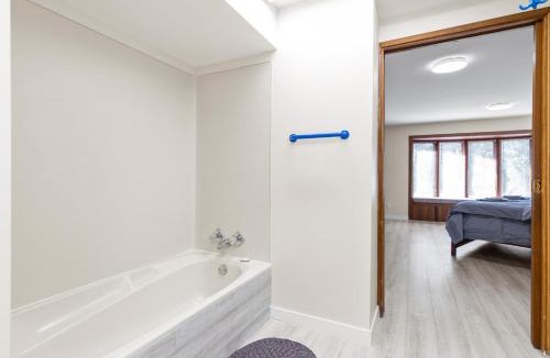 Ladner House | Spacious and bright large suite with independent access
