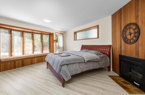Ladner House | Spacious and bright large suite with independent access