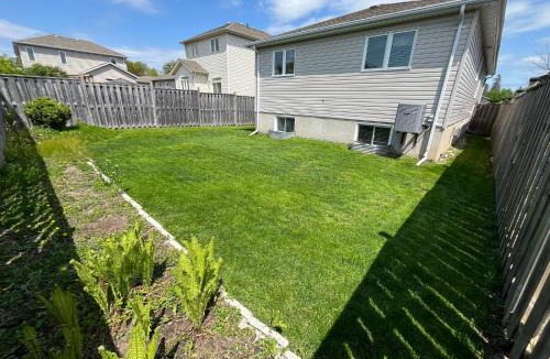 Amherstview House | Spacious and Charming Bungalow Retreat (Close to Many Amenities)
