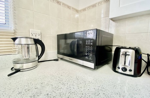 Metrotown House | Spacious and cozy ground-level 3-bed suite. Walk to Metrotown Mall and Skytrain!