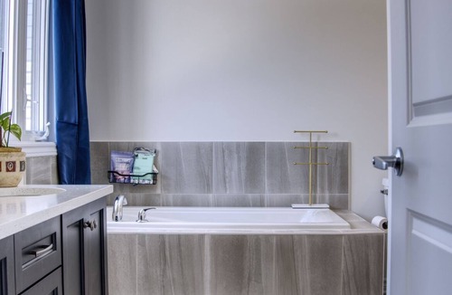 Chapel Hill South House | Spacious and Cozy Room with Private Bathroom in a house with WiFi, AC in Ottawa.