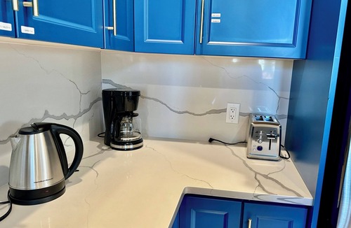 Gordon Head House | Spacious and Elegant 2-story guest suite with AC, WiFi by UVIC