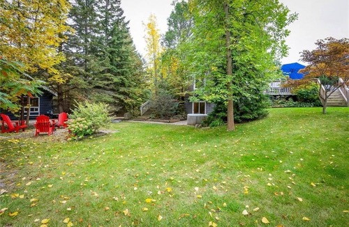 The Blue Mountains Ski Chalet | Spacious and elegant Blue Mountain Chalet steps from Georgian Peaks