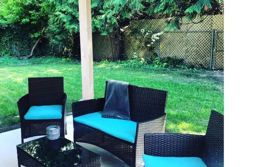 Halfmoon Bay Cottage | Spacious and modern 2 bedroom 2 bathroom cottage with private yard.