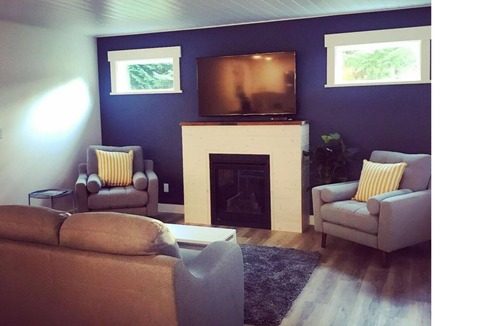 Halfmoon Bay Cottage | Spacious and modern 2 bedroom 2 bathroom cottage with private yard.