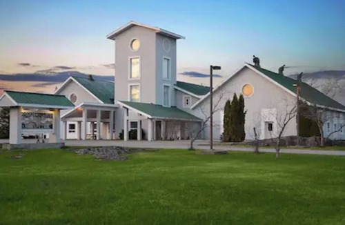 Timiskaming District Apartment | Spacious and spotless two-bedroom suite with full kitchen and livingroom.