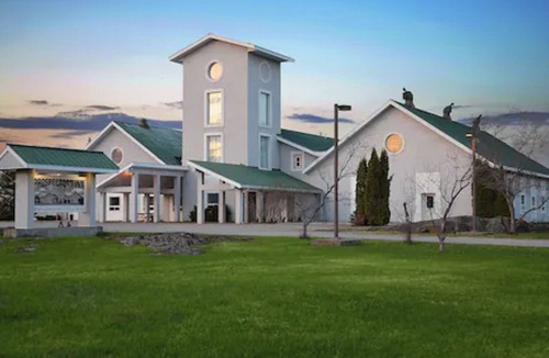 Timiskaming District Apartment | Spacious and spotless three-bedroom suite with full kitchen and livingroom.