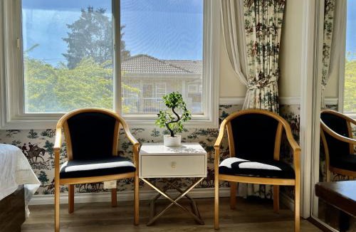 Richmond House | Spacious Bedroom with Two Queen Sized Bed
