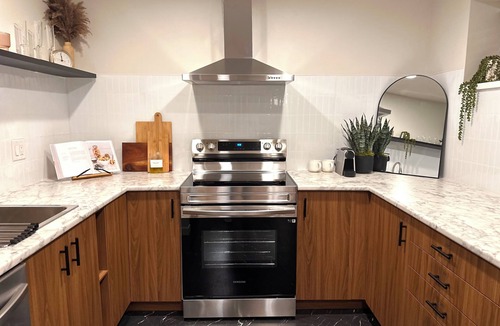Walnut Grove House | Spacious & bright 2 bedroom suite with full kitchen and in-suite laundry!