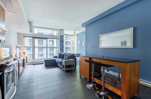 Gastown Condo | Spacious, Bright, Sleeps 5+Free Parking