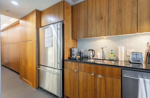 Gastown Condo | Spacious, Bright, Sleeps 5+Free Parking
