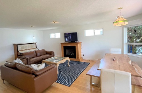 Salmon Arm House | Spacious Bungalow w/ Private Pathway to Shuswap Lake. Comes with Buoy!