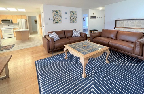 Salmon Arm House | Spacious Bungalow w/ Private Pathway to Shuswap Lake. Comes with Buoy!