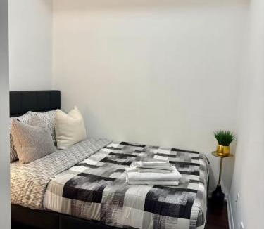 Fort York House | Spacious Comfort in City Center - Free Parking