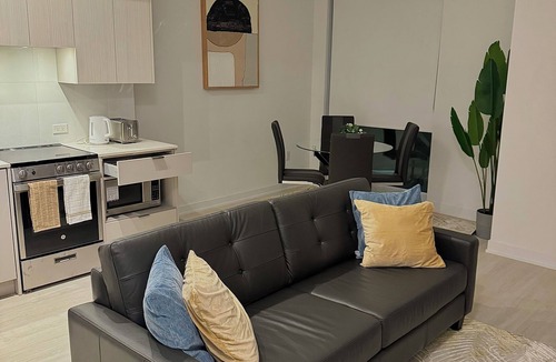 Downtown Mississauga House | Spacious comfortable 3bedroom home. Your perfect getaway awaits.
