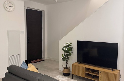 Downtown Mississauga House | Spacious comfortable 3bedroom home. Your perfect getaway awaits.