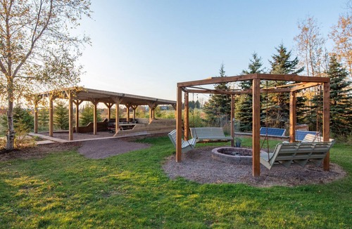 Canoe Cove Cottage | Spacious Cottage with Backyard Built for Hosting