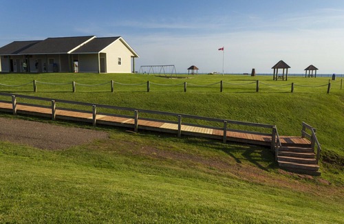 Canoe Cove Cottage | Spacious Cottage with Backyard Built for Hosting