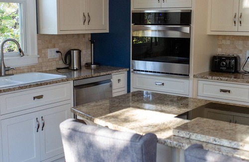 Queens Square House | Spacious Downtown 5 bedroom historic house! Close to Everything Downtown!