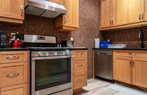 Downtown Montreal Apartment | Spacious Downtown Montreal Apt-4BR/2BA, Free Wifi