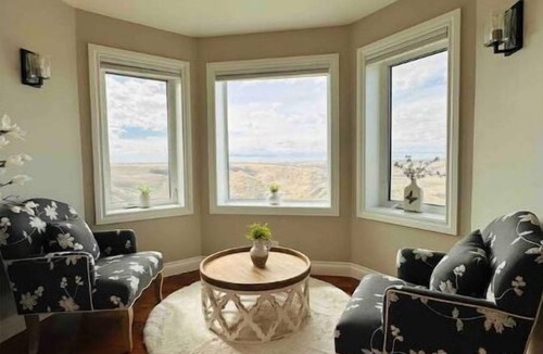 Lethbridge County House | Spacious, family-friendly retreat; panoramic views