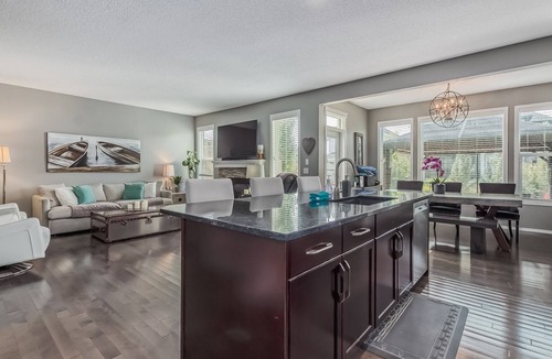 Auburn Bay House | Spacious Family Getaway for 10 with Hot Tub, Lake, Gazebo, King Master