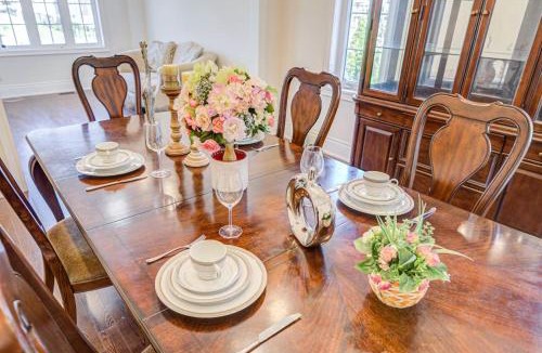 Oakville House | Spacious Family Retreat with Free Parking