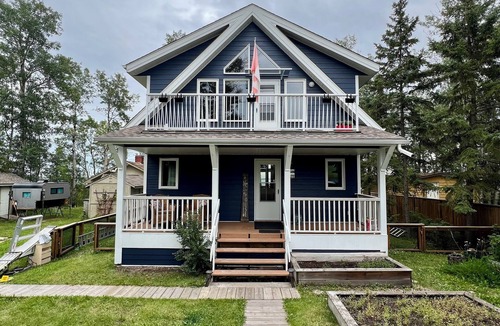Division No. 8 Cabin | Spacious four season lake front Cabin on Gull Lake